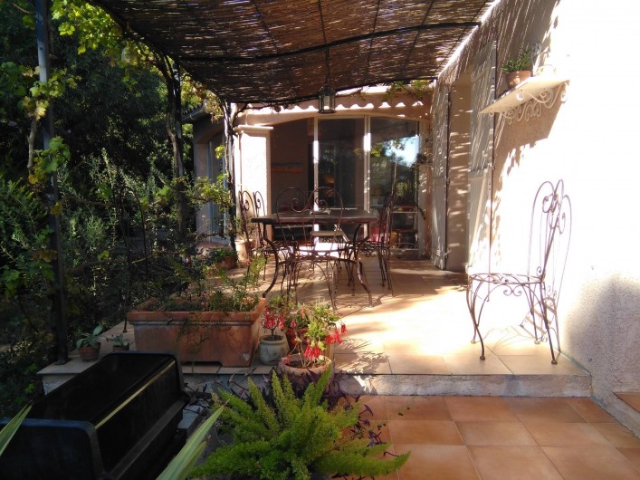 Location de vacances - Chambre d'hôtes à Saint-Raphaël - terrasse ou les petits déjeuners sont servis à la belle saison