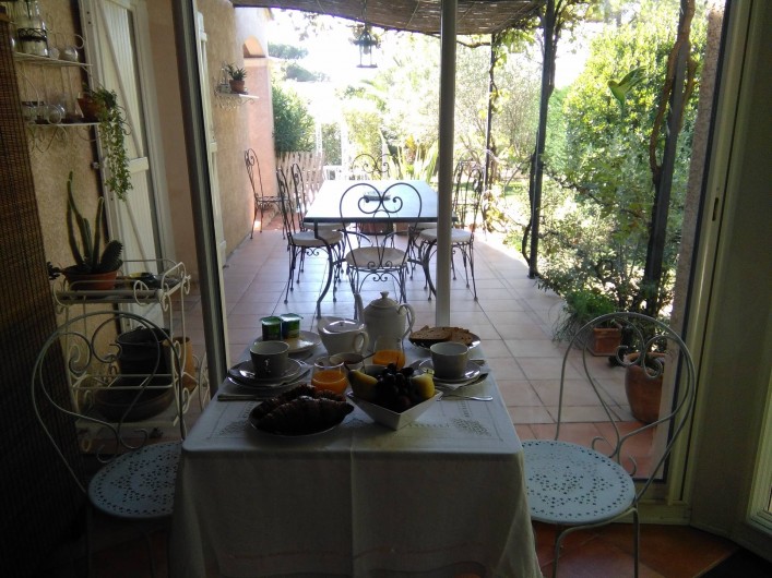 Location de vacances - Chambre d'hôtes à Saint-Raphaël - petit déjeuner servi dans véranda ou terrasse selon météo