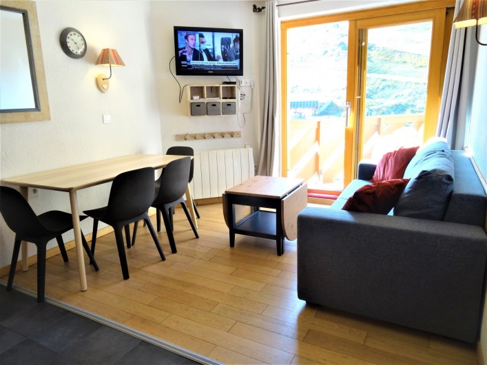 Location de vacances - Appartement à Val Thorens - Séjour avec balcon. Canapé convertible neuf