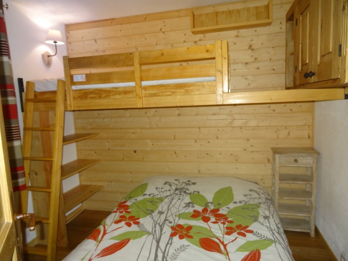 Location de vacances - Appartement à Val Thorens - Chambre avec lit double et lit simple en mezzanine. Literie neuve