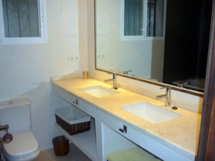 Location de vacances - Villa à Almuñécar - salle de bain baignoire et double vasque