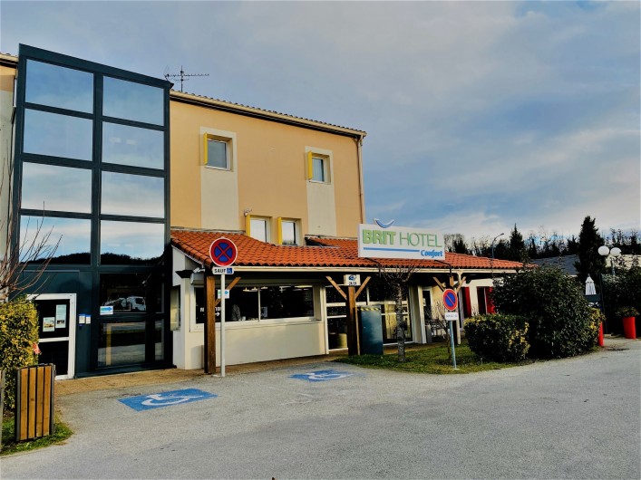 Location de vacances - Chambre d'hôtes à Foix - FAÇADE DE L'HOTEL AVEC L'ASCENSEUR