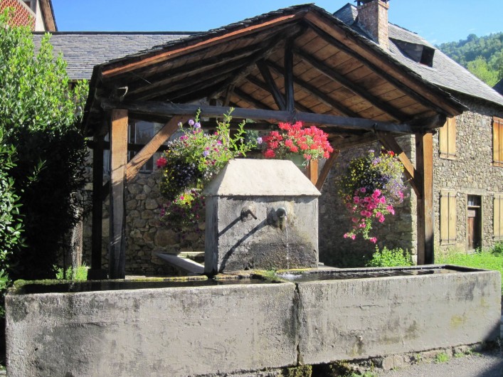 Location de vacances - Maison - Villa à Arrien-en-Bethmale - Le lavoir du village.