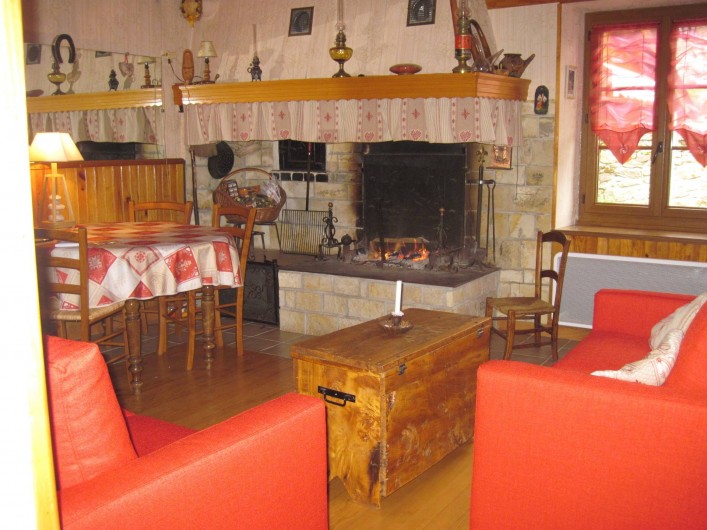 Location de vacances - Maison - Villa à Arrien-en-Bethmale - Salon, salle à manger.
