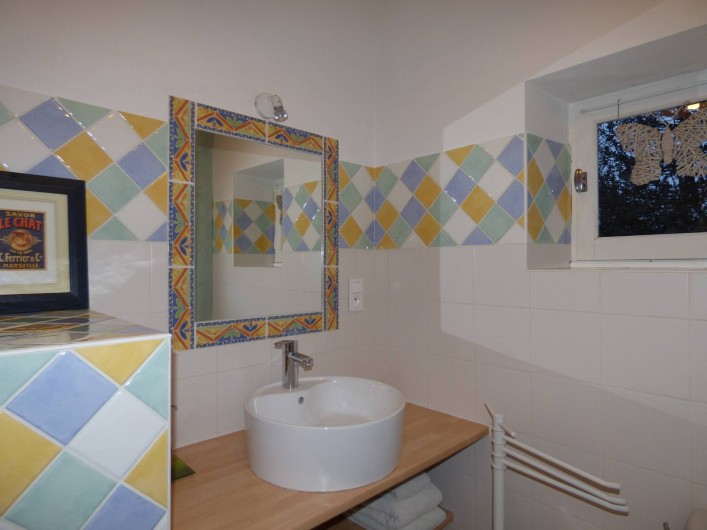 Location de vacances - Chambre d'hôtes à Colombies - salle de douche de la chambre bleue: douche, lavabo et WC