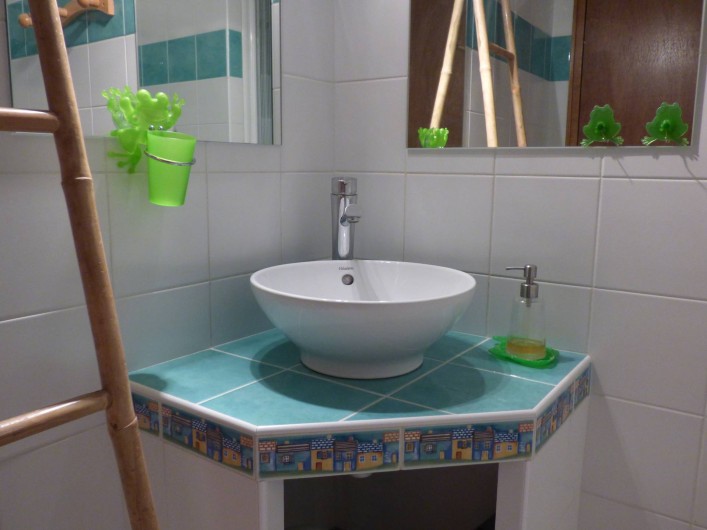 Location de vacances - Chambre d'hôtes à Colombies - suite famille : la salle de douche, douche, lavabo et WC