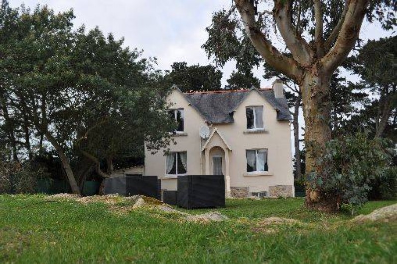 Location de vacances - Gîte à Penvénan - La maison avec son salon de jardin ainsi qu'une table avec chaises