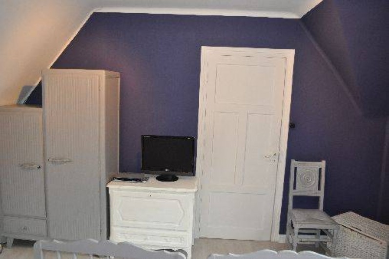 Location de vacances - Gîte à Penvénan - Chambre 2 avec son armoire et sa télé avec une playstation et ses jeux.