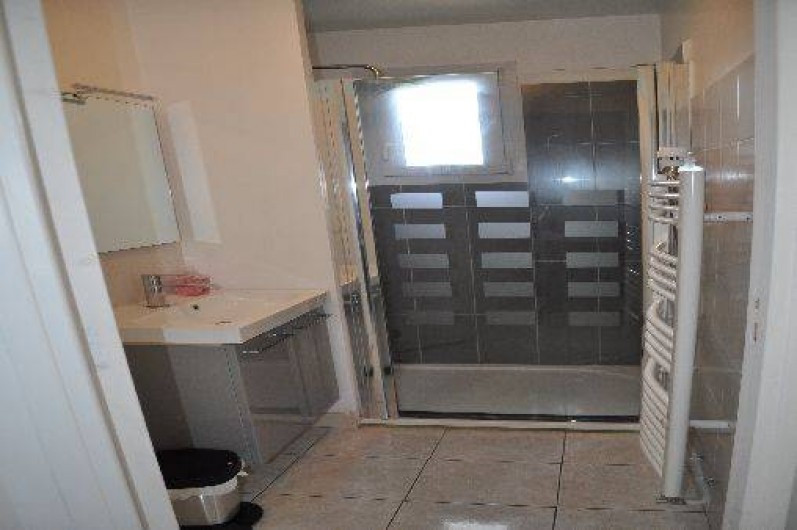 Location de vacances - Gîte à Penvénan - Salle de bain avec douche à l'italienne. Les wc sont séparé