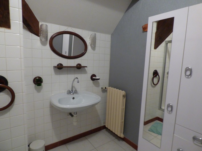 Location de vacances - Villa à Tourlaville - salle de douche de l'étage