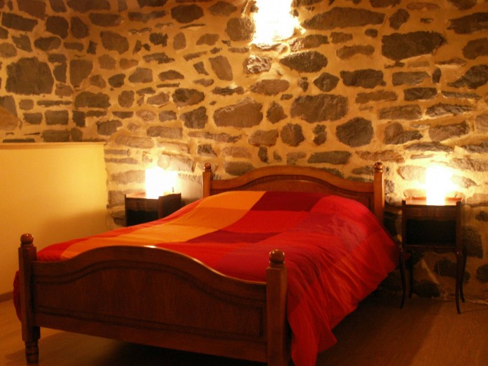Location de vacances - Gîte à Moudeyres - Grande chambre  avec lit double. Eclairage et décoration soignée.