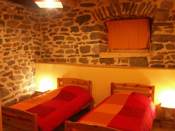 Location de vacances - Gîte à Moudeyres - Chambre avec deux lits simples et une belle armoire vellave !