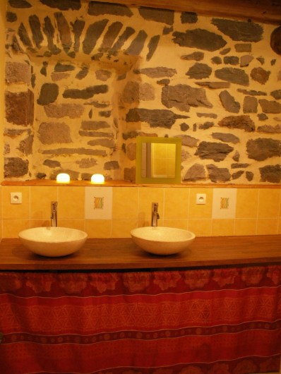 Location de vacances - Gîte à Moudeyres - Belle salle de bains joliement mise en scène