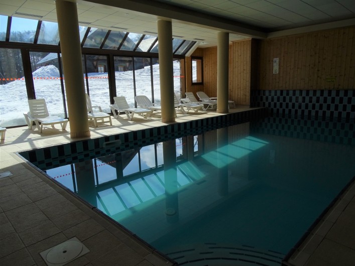 Location de vacances - Appartement à Station de Risoul 1850 - Piscine au rez de chaussée de la Résidence