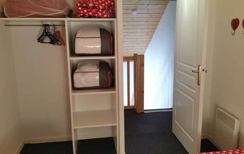 Location de vacances - Appartement à Station de Risoul 1850 - Petite chambre du Renard  penderie