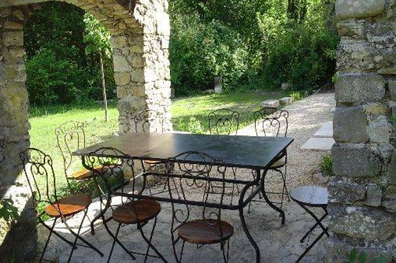 Location de vacances - Mas à Dauphin - Deuxième terrasse sous auvent.