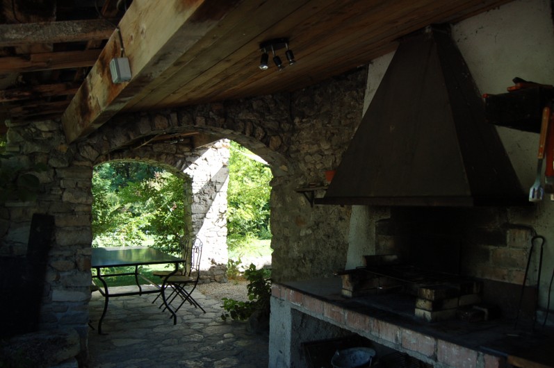 Location de vacances - Mas à Dauphin - Barbecue à l'ombre et protégé du vent.