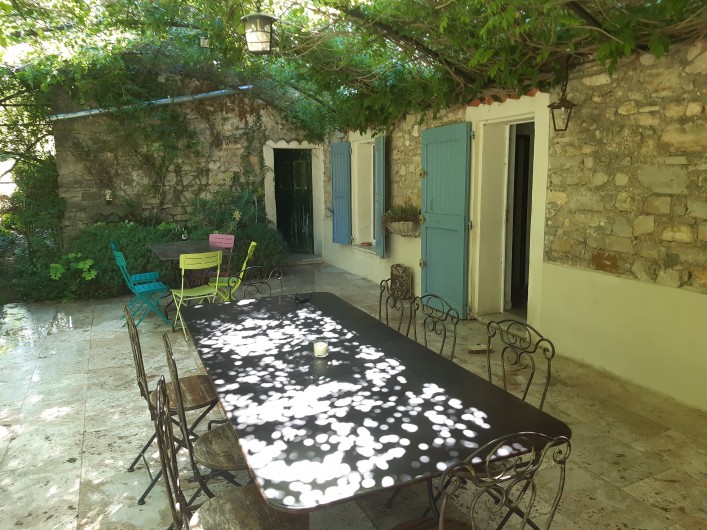 Location de vacances - Mas à Dauphin - Repas à l'ombre de la glycine.