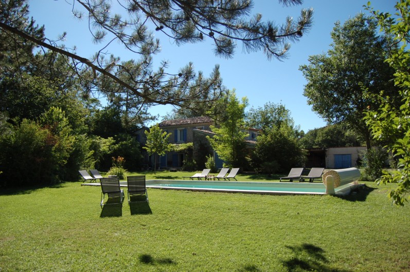 Location de vacances - Mas à Dauphin - Un mas dans un grand jardin, à la fois naturel et soigné.