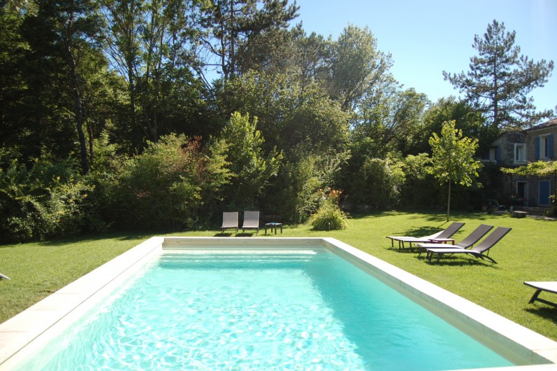 Location de vacances - Mas à Dauphin - Se rafraichir dans la verdure.