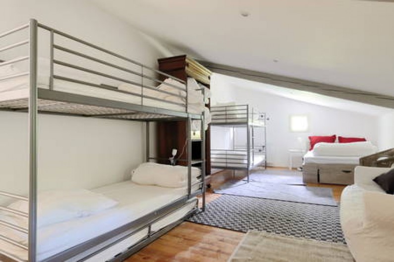 Location de vacances - Mas à Dauphin - Un grand dortoir en complément.