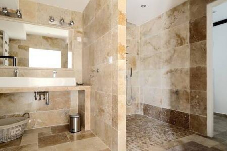 Location de vacances - Mas à Dauphin - 5 salles de bain modernes au design soigné.