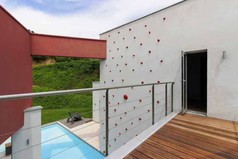 Location de vacances - Villa à Saint-Désirat - mur d escalade piscine