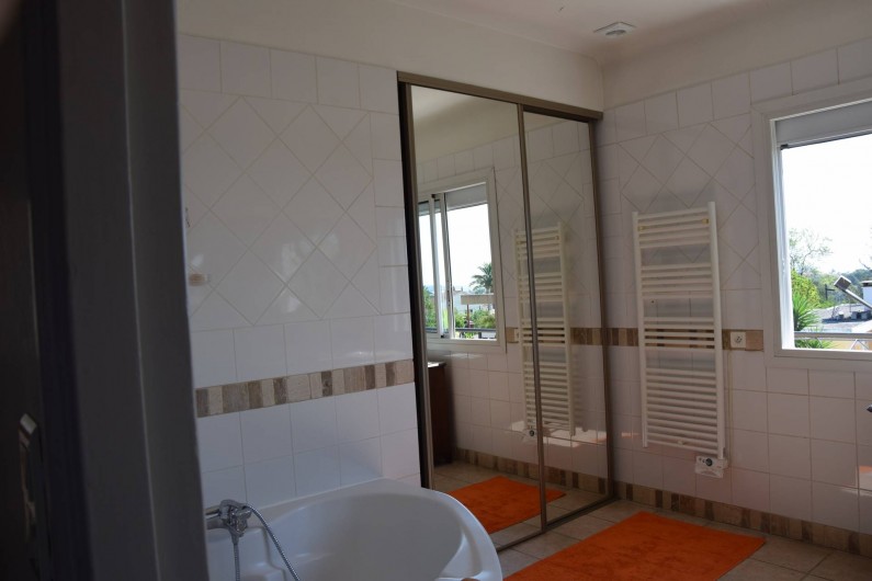 Location de vacances - Villa à Antibes - grande salle de bains de l'étage  avec vue sur mer