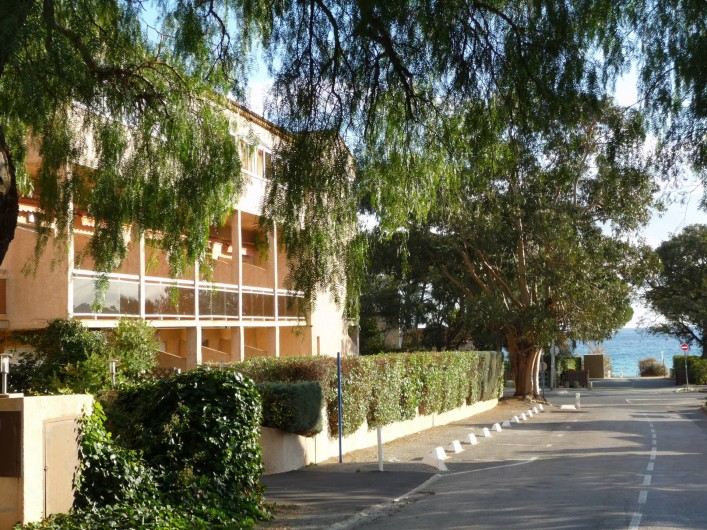 Location de vacances - Studio à Cavalaire-sur-Mer - Côté sud ouest et accès à la plage.