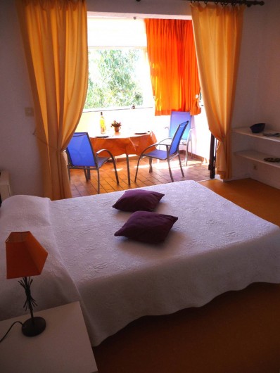 Location de vacances - Studio à Cavalaire-sur-Mer - Studio, séjour et loggia