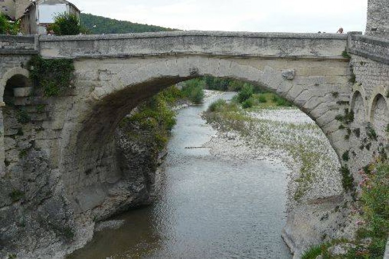 Location de vacances - Villa à Vaison-la-Romaine - le célèbre pont romain qui a résisté à la crue de septembre 1992
