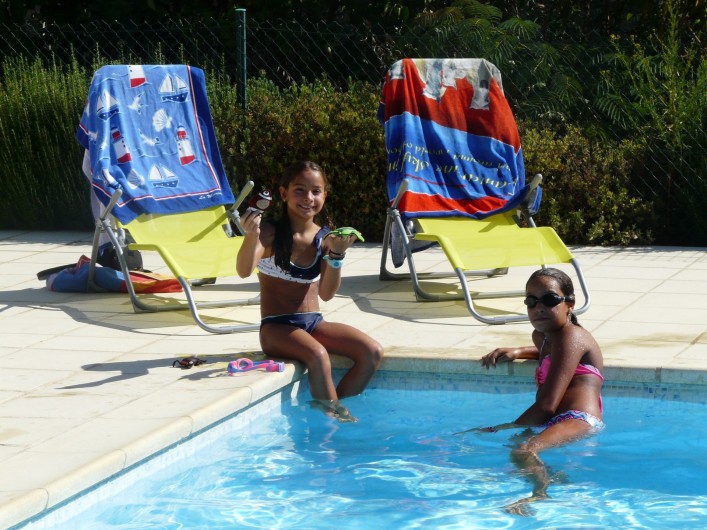 Location de vacances - Villa à Vaison-la-Romaine - nos filles au bord de la piscine avec les fauteuils pliants