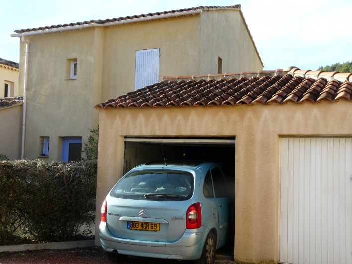 Location de vacances - Villa à Vaison-la-Romaine - le garage pour véhicule de largeur 2m hauteur 1.90m