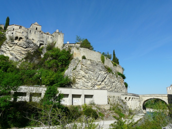Location de vacances - Villa à Vaison-la-Romaine - la cité médiévale surplombant le pont Romain