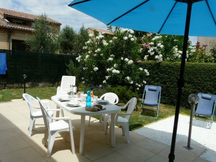 Location de vacances - Villa à Vaison-la-Romaine - la terrasse, son mobilier et le jardin fleuri entièrement clôturé