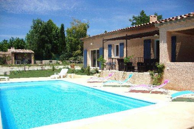 Location de vacances - Villa à Salernes - Barbecue couvert sous cabanon au fond