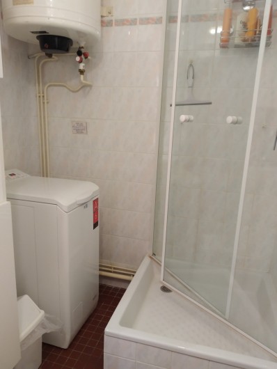 Location de vacances - Studio à La Bresse - salle de douche avec machine à laver 6 kg