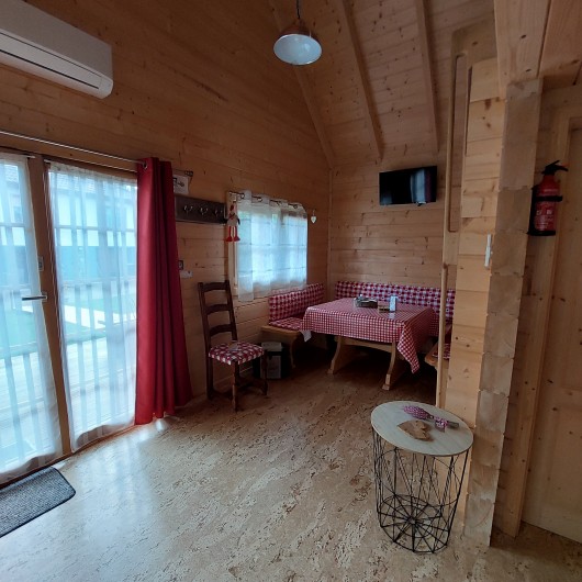 Location de vacances - Chalet à Bœrsch - Coin repas avec télévision