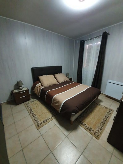Location de vacances - Maison - Villa à Ver-sur-Mer - chambre avec un grand lit 2 pers