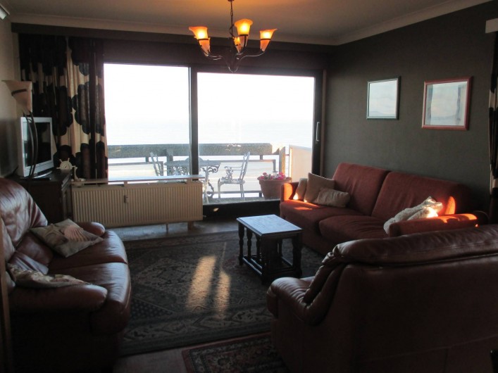 Location de vacances - Appartement à Ostende - Séjour (remis à neuf) avec nouveaux fauteuils et divan-lit (lit sur pieds !)