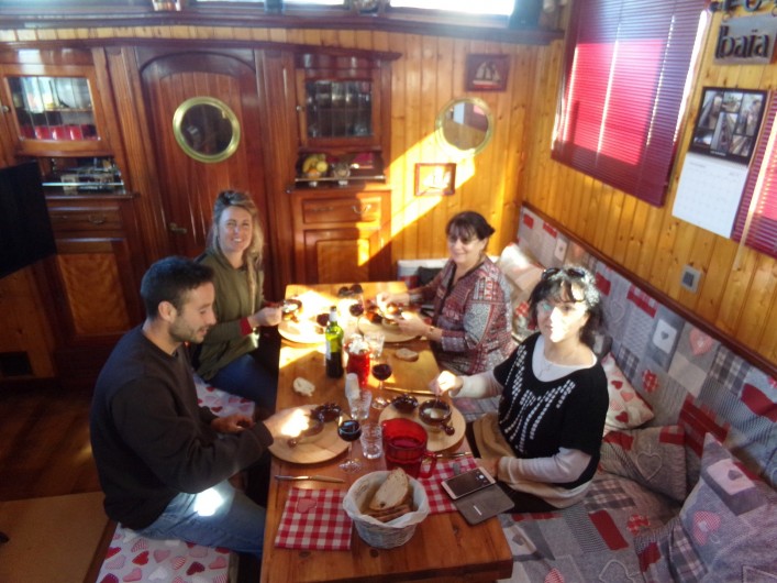 Location de vacances - Péniche à Frontignan - REPAS A L'INTERRIEUR
