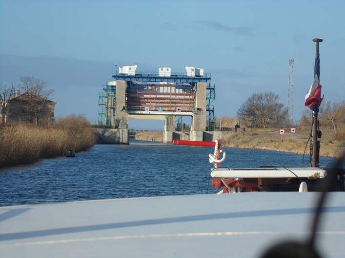 Location de vacances - Péniche à Frontignan - PORTE DE GARDE SUR LE CANAL