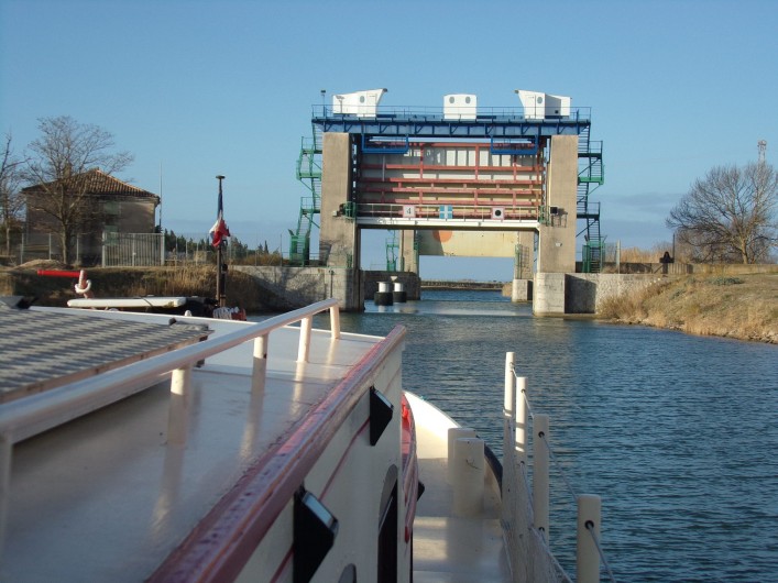 Location de vacances - Péniche à Frontignan - PASSAGE DES PORTE DE GARDE
