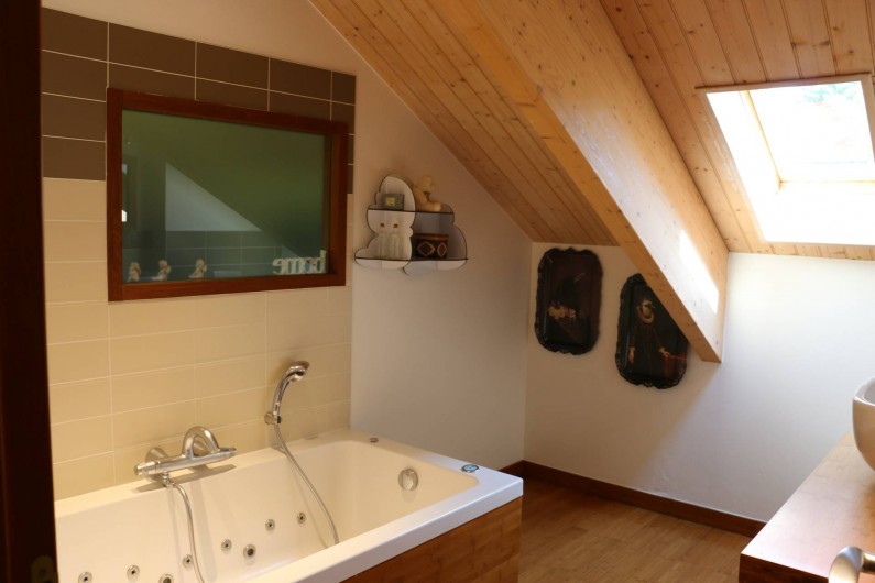 Location de vacances - Villa à Mournans-Charbonny - Salle de bain d'Ozone avec baignoire balnéothérapie
