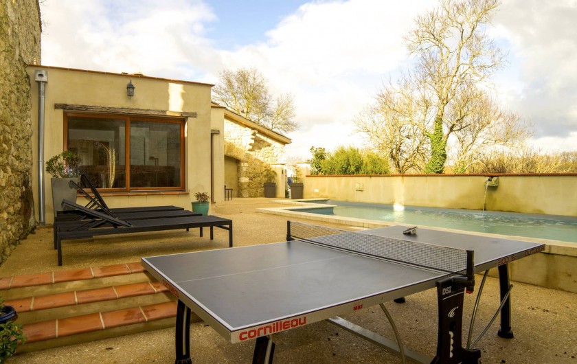 Location de vacances - Villa à Maubec - Table de ping-pong dans la cour de l'ancien château