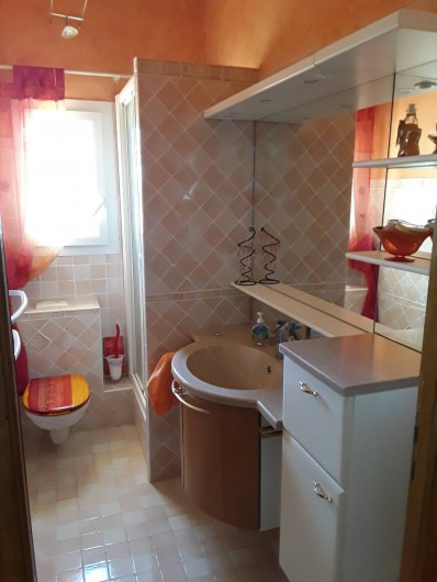 Location de vacances - Villa à Saint-Martin-de-Valgalgues - Salle de douche / wc à l'étage. Photos  salle de douche principale à venir.