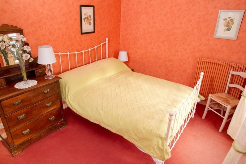 Location de vacances - Gîte à Hambye - Bedroom 4 with double bed and views of the beautiful gardens.