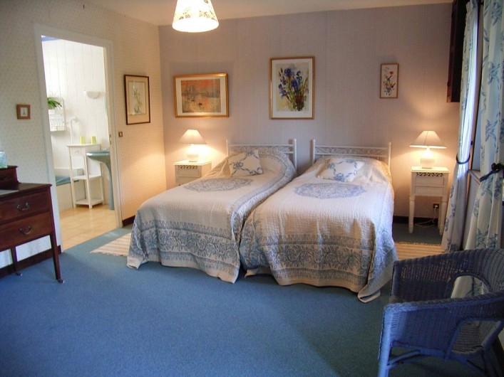 Location de vacances - Gîte à Hambye - Bedroom 1 with ensuite with bath and shower, twin beds (fully accessible)