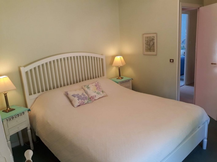 Location de vacances - Gîte à Hambye - Bedroom 3 ensuite with king size bed with views of the apple orchard.