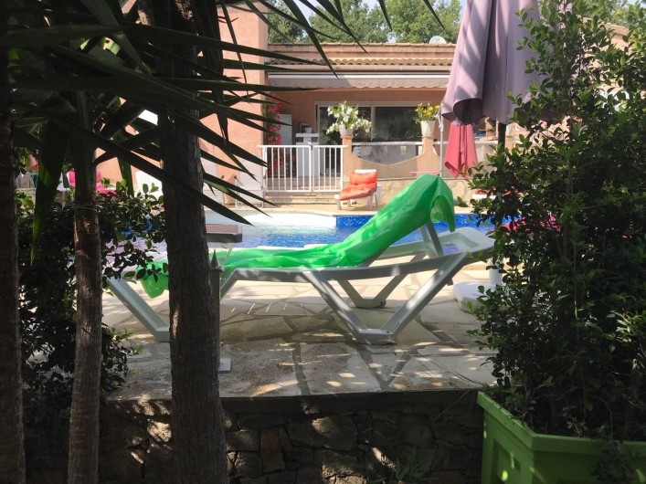 Location de vacances - Villa à Prunelli-di-Fiumorbo - vue du jardin
